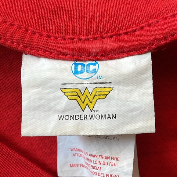 Wonder Woman T-Shirt with Velcro Cape, Used and Washed Once, Size XL - Picture 6 of 8